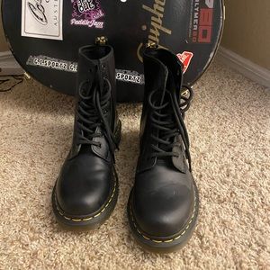 Dr. Martens Women’s Leather Lace Up Boots Size 8